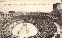CPA Arles les Arenes le jour d'une course de taureaux le Paseo 