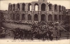 CPA Arles les Arenes sortie d'une course de Mise a Mort 