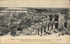 CPA Arles vue generale ville situee sur le Rhone et sur le canal d'Arles remarquable par ses antique