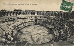 CPA Arles interieur des Arenes un jour de Course 
