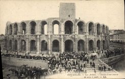 CPA Arles les Arenes Sortie d'une course de mise a mort 