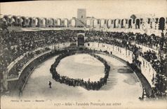 CPA Arles Farandole Provencale aux arenes 