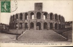 CPA Arles les Arenes les Tours furent transformees en Citadelle au Moyen Age 