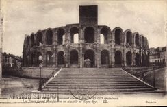 CPA Arles les Arenes les Tours furent transformees en Citadelle au Moyen Age 