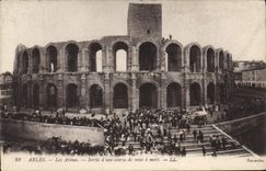 CPA Arles les Arenes sortie d'une course de mise a mort 