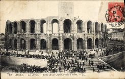 CPA Arles les Arenes Sortie d'une course de mise a mort 