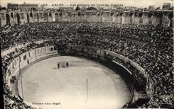 CPA Arles les Arenes un jour de Corrida 