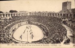 CPA ARLES Les Arenes le jour d'une de Taureaux Le paseo LL
