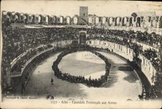 CPA Arles  Farandole Provencale aux Arenes