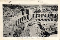 CPA Arles Les Arenes et la plaine de Montmajour 