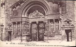 CPA Arles Cathedrale Sainte Trophime Le Portail XII siecle orne six colonnes avec personnages 