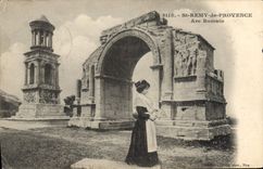 CPA St Remy de Provence Arc Romain Folklore Femme