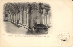 CPA Arles Cloitre Saint Trophime le Puits XII siecle 
