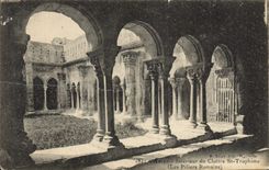 CPA Arles Interieur du Cloitre St Trophime Les Piliers Romains 