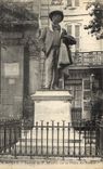 CPA Arles Statue de F Mistral sur la Place du Forum 