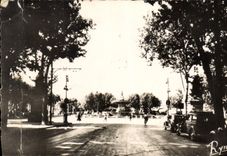 CPM Aix en Provence B du R Cours Mirabeau et la Grande Fontaine 