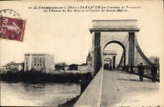 CPA Le Pont suspendu sur le Rhone a Tarascon par l'arrivee de Beaucaire Le Chateau du Roi Rene et le