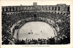 CPA Course de Taureaux aux Arenes Arles Corride