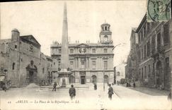 CPA Arles - La Place de la Republique