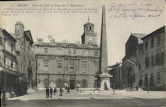 CPA Arles - Hotel de Ville et Place de la Republique. L'obelisque qui se trouve sur la place de la R