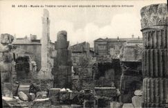 CPA Arles - Musee du Theatre romain ou sont deposes de nombreux debris Antiques