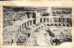 CPA Les Arenes et la plaine de Montmajor Arles