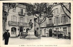 CPA Arles - Place du Forum - Les Hotels - Statue Frederic Mistral Automobile