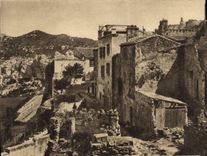 CPA Le Vallon de la fontaine a gauche la voie romaine Les Baux