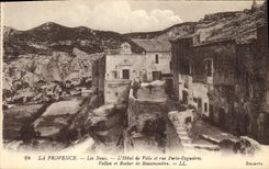 CPA Les Baux L'Hotel de ville et rue Porte-Evguieres. Vallon et Rocher de Beaumaniere