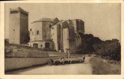 CPA Montmajour Abbaye XII siecle A gauche Tour de Defense XIV siecle Chevre Moutons