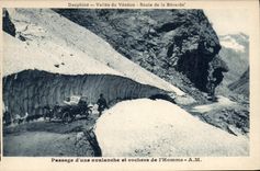 CPA Passage d'une avalanche et rochers de l'Homme Automobile
