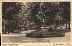 CPA Perpignan Un coin du jardin public
