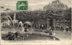 CPA La Bourboule Place du Jet d'eau et Nouvelles Galeries