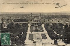 CPA Aeroplanes Evoluant au dessus du Bois de Boulogne et du Trocadero Paris Avion Aviation