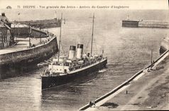 CPA Dieppe Vue Generale des Jetees Arrivee du Courrier d'Angleterre Bateau