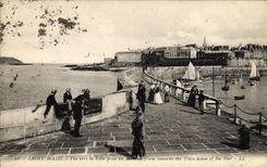 CPA Saint Malo Vue vers la Ville Prise pres du Mole
