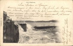 CPA Cote d'Emeraude Saint Malo Les Vagues d'eferlant contre les Remparts 