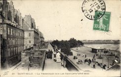 CPA Saint Malo La Promenade sur les Remparts Cote Sud 