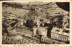 CPA Cote d'Emeraude Saint Malo Vue Panoramique sur le Chateau et les Bassins 