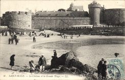 CPA Saint Malo Le Chateau et la Grande Plage 