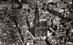 CPA En avion sur Strasbourg Bas Rhin Pilote operatuer R Honrard Le Cathedrale 