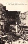 CPA Les Baux Porte d'entree de l'ancienne Ville Corps de garde a gauche et escaliers de ronde a droi
