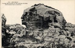 CPA Les Baux Rocher Monlithe ou les pretres druides immolalent leurs victimes 