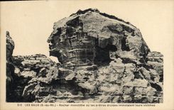 CPA Les Baux B du R Rocher monolithe ou les pretres druides immolalent leurs victimes 