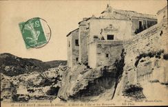 CPA Les Baux Bouches du Rhone L'Hotel de Ville et les Remparts 