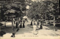 CPA Vichy La Rue du Casino 