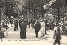 CPA Vichy sur le Vieux Parc La Grande Allee