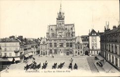 CPA Compiegne La Place de l'Hotel de Ville