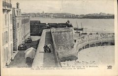 CPA Saint Malo La Promenade sur les Remparts vue prise de la Hollande