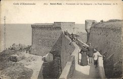 CPA Saint Malo Cote d'Emeraude Promenade sur les Remparts La Tour Bidouane